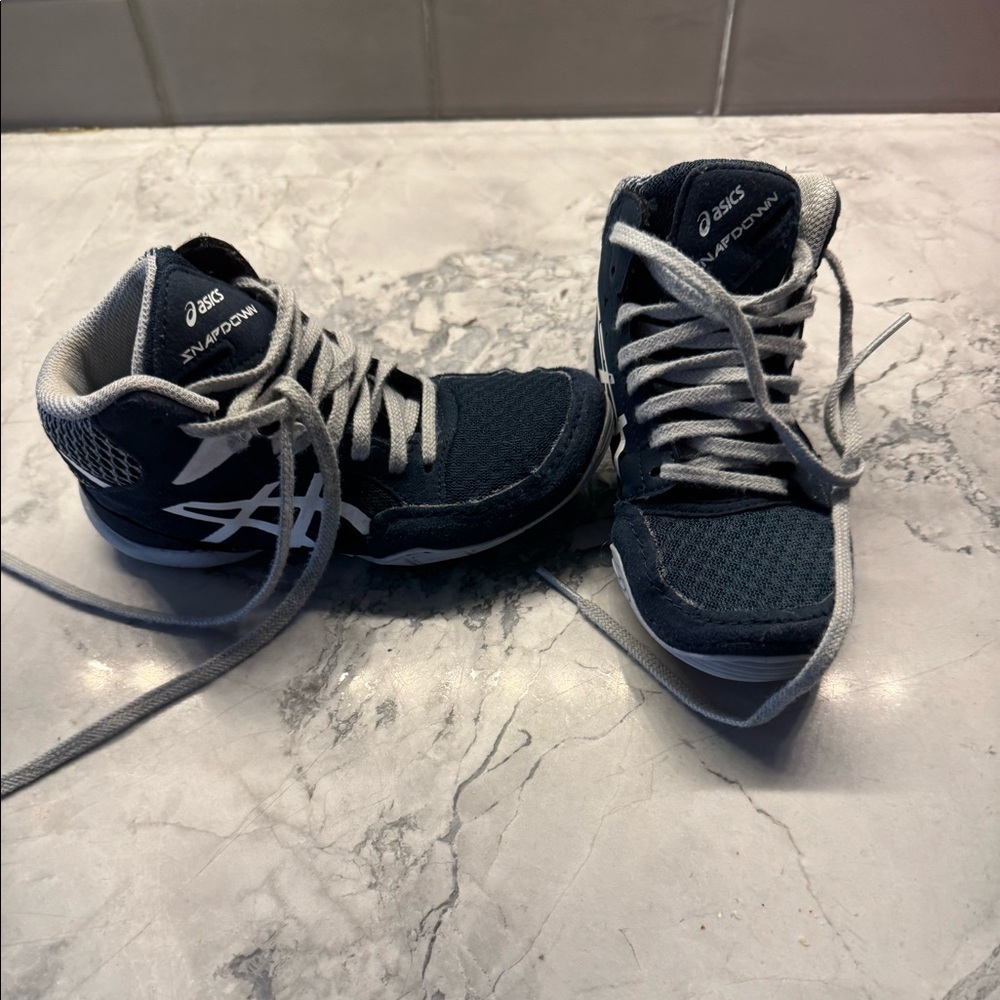 Boy’s Asics snap down wrestling shoes